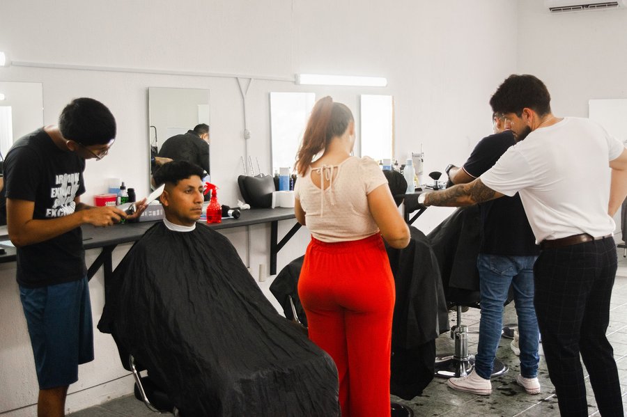 Interior de Ornelas Barber Education