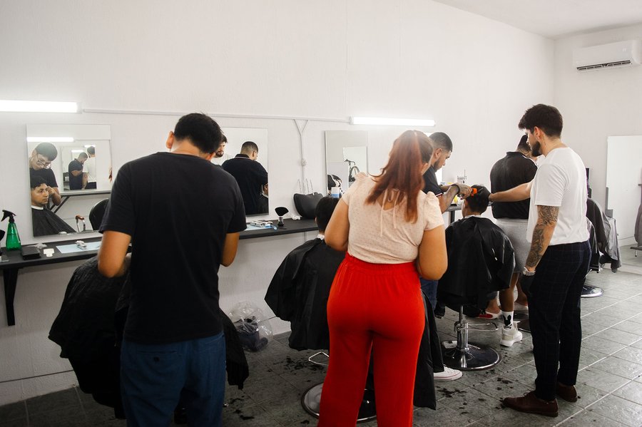 Alumnos practicando en Ornelas Barber Education