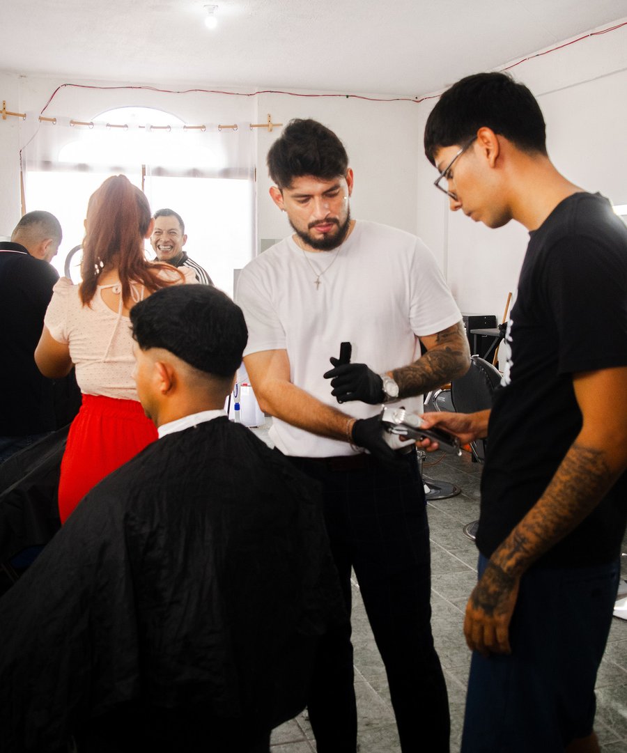 Clase en Ornelas Barber Education