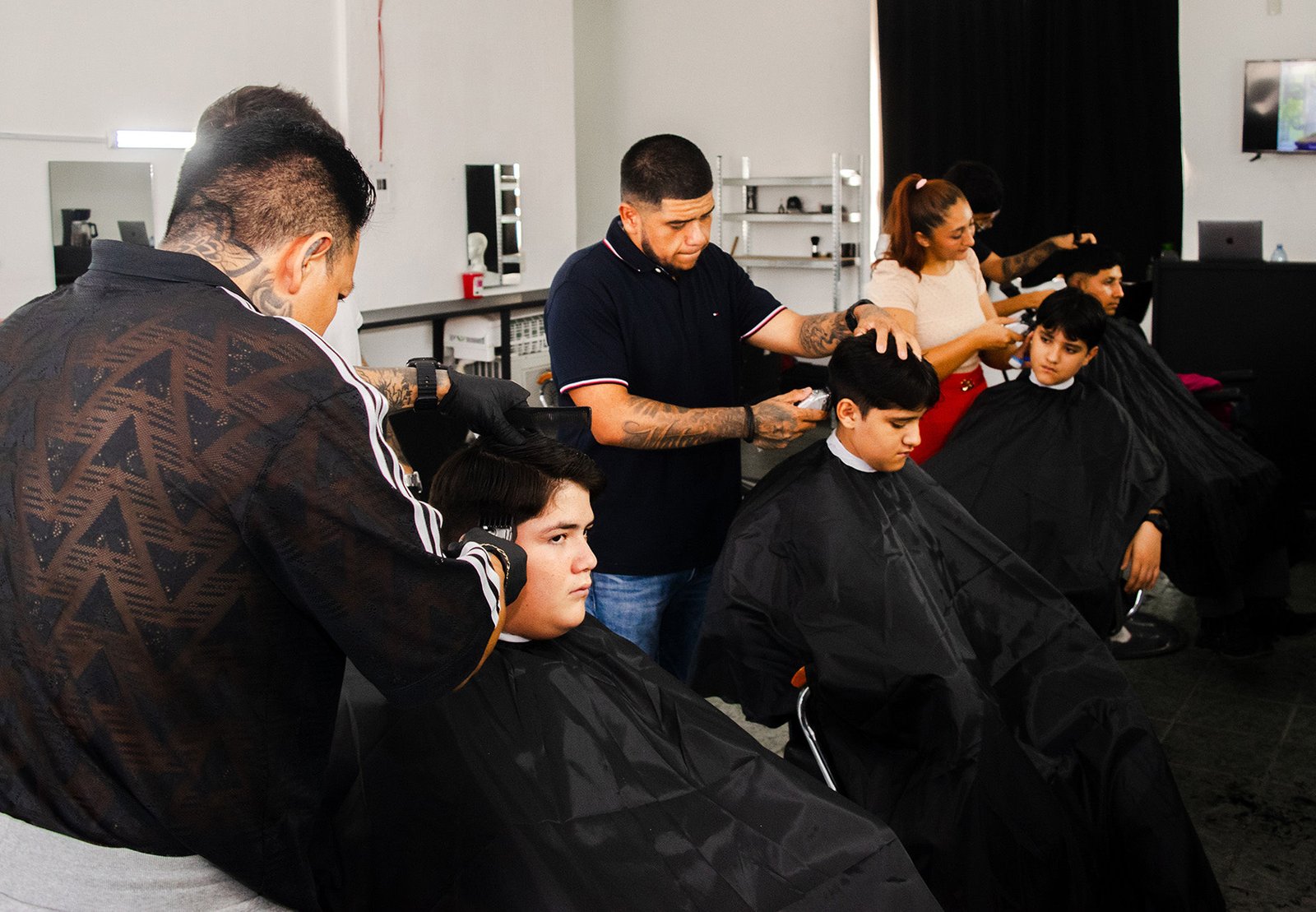 Clase en acción en Ornelas Barber Education